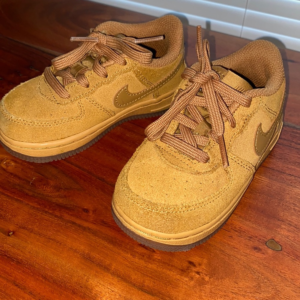 Boys 7C Nike low top Suede